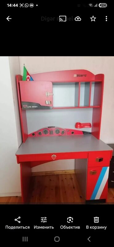 Çilek brendinin ait yazı masası