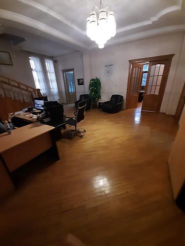 ev t: T. Əliyev küçəsində. Mülkiyyətdə 650m² olan. 7 sotda 4mərtəbəli 8 — 6