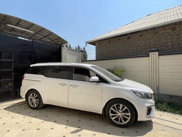 домкрат для автомобиля: Белый минивэн Kia Carnival, представленный на изображениях, отличается