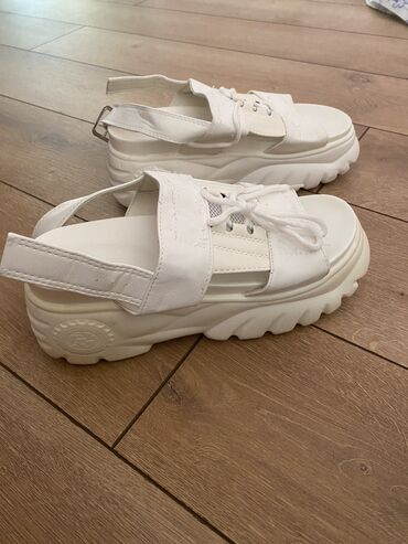 обувь белая: Сандалии на высокой платформе в отличном состоянии! Надевали один раз