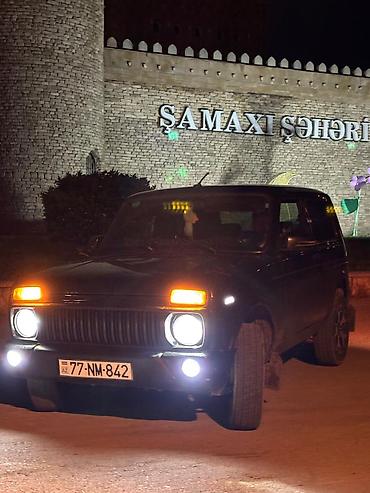 niva sidenya: Lada Niva 4x4, qara rəngdə, 3 qapılı ofrout tipli SUV. Əsas — 9
