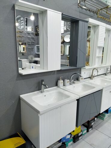 Ağ rəngli, hamam otağı üçün nəzərdə tutulmuş güzgülü şkaf. Şkafın sol
