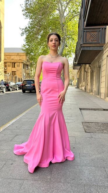 qaqa stil: Parlaq çəhrayı rəngdə zərif gecə/libas - Model: mermaid/sirena