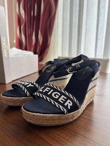 танкетка: Tommy Hilfiger qadın sandaleti – pazalı platforma - Model: Tommy — 2