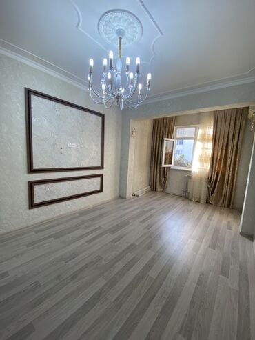 Köhnə tikili: 2 otaqlı mənzil – zövqlü dizaynla - Geniş zal: dekorativ panellər — 5