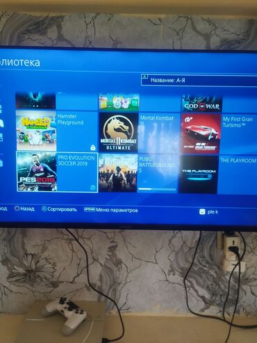 PS3 (Sony PlayStation 3): Sony PlayStation 4 oyun konsolu, iki pult (ağ və qızılı rəngdə) və bir