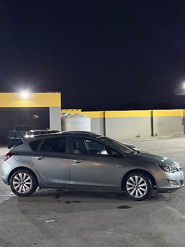 Opel: Opel Astra: 1.6 l | 2011 il 370000 km Sedan — 4