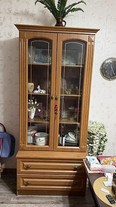 Витрина/серванта из ЛДСП под дуб с остеклёнными дверцами. - at lalafo.kg Витрина/серванта из ЛДСП под дуб с остеклёнными дверцами. -