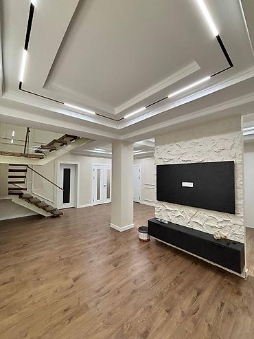 Фасадные работы: Современный двухэтажный дом в классическом стиле с подсветкой фасада и — 11