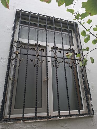 Напольные покрытия: Metalkonstruksiya pəncərə barmaqlığı və PVC pəncərə - Material: qara