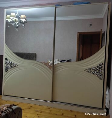 2.40-2.30 a dolabdır . Üstündə 2 tulumbası, fil dişi rəngində. Türkiyə