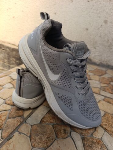 Кроссовки и спортивная обувь: Мужские кроссовки, 42, Nike, Б/у, цвет - Серый, Самовывоз