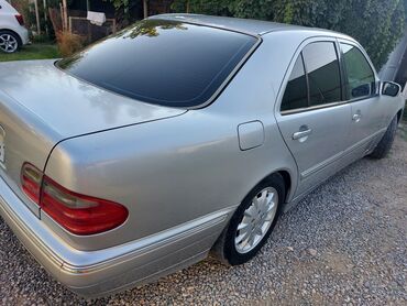Mercedes-Benz: Mercedes-Benz E-Class (W210) sedan - Kuzov: 4 qapılı sedan, gümüşü — 3