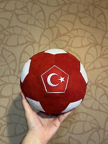 pişik yumşaq oyuncaqlar: Türkiyə bayrağı ilə olan yumşaq (pelüş) top, 100% əl işi, 2026-cı il — 1