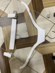 вешалка для одежды настенная: Məhsul: Asılqan dəsti Tərkib: - 600ədəd geniş çiyinli paltar asılqanı