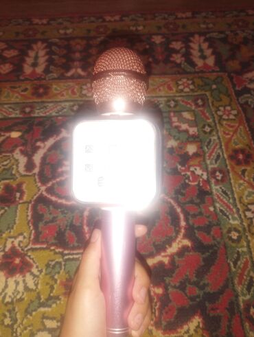 акустические системы kisonli technology co с микрофоном: Продаю микрофон розовый золотистого оттенка новый покупала за 5000 сом
