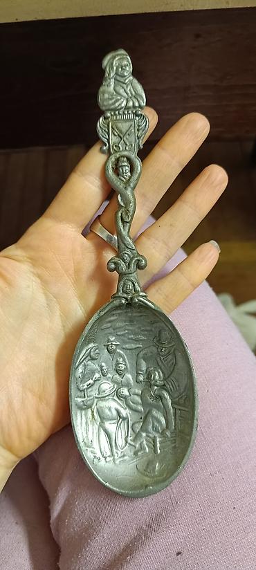 komode bele forma ideale: Dekorativna kašika od sivog metala sa reljefnim motivima - Materijal — 1