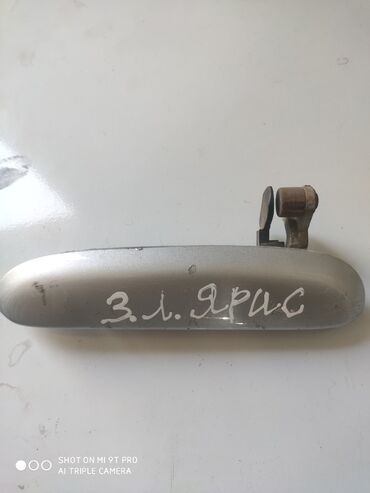 ярис: Задняя левая дверная ручка Toyota 2001 г., Б/у, цвет - Серебристый, Оригинал