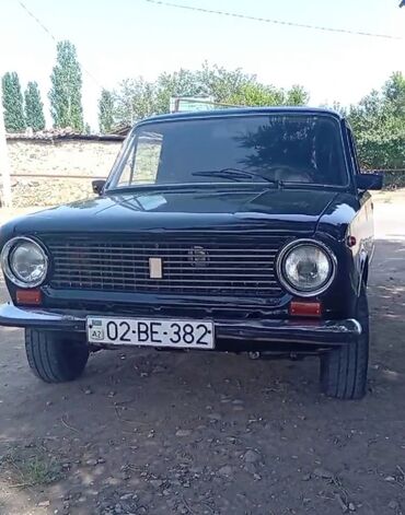 maşınlar: VAZ-2101 modeli olan bu avtomobil tünd yaşıl rəngdədir. Dörd qapılı