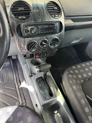 Volkswagen: Volkswagen New Beetle: 2000 г., 2 л, Автомат, Бензин, Хэтчбэк — 10
