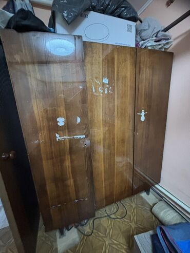 хорошую кухонную мебель: Стеклянный журнальный/ТВ-столик на металлических опорах -