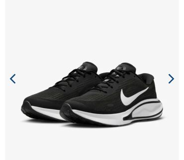 Krasofkalar və idman ayaqqabıları: Original. 200 AZN alinib.Nike tərəfindən qara rəngdə, ağ loqotipli