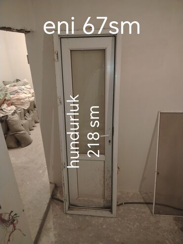 Оконные решетки: Ağ rəngli PVC materialdan hazırlanmış, şüşəli pəncərə. Pəncərənin bir