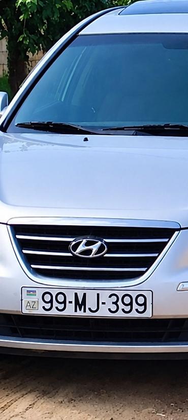 kond: Hyundai minivan – gümüşü rəng, ön xrom radiator barmaqlığı və Hyundai — 1