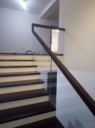 Обшивка лестниц: Перила и ограждения из каленного стекла. перила из стекла, любой — 8