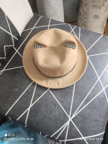 qaqa stil: Bej rəngli fedora şapka - Material: yumşaq filt/keçə tipli parça -