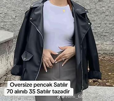 Oversize qadın pencəyi – qara rəngdə, dəri görünümlü parça. Klassik