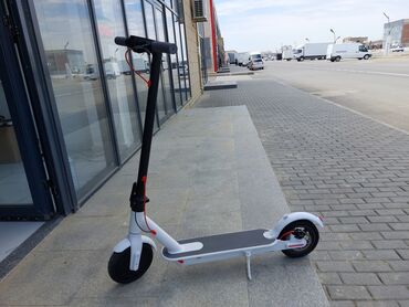 electro scooter: Elektro skuter 25 max km/h 100-110 kq çəki götürür Ağ və qara rəngi