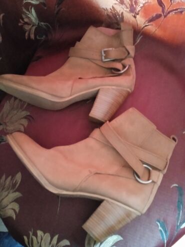 Çəkmələr: Qısaboğaz, Guess, Ölçü: 39.5, rəng - Sarı, Yeni — 10