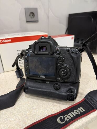 Fotokameralar: Canon DSLR fotoqrafiya dəsti Tərkib: - Canon peşəkar DSLR fotoaparat — 8