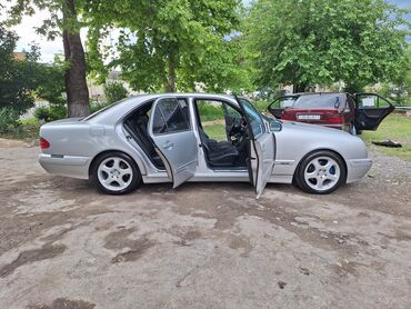 Mercedes-Benz: Mercedes-Benz 270: 2.7 l | 2001 il Sedan