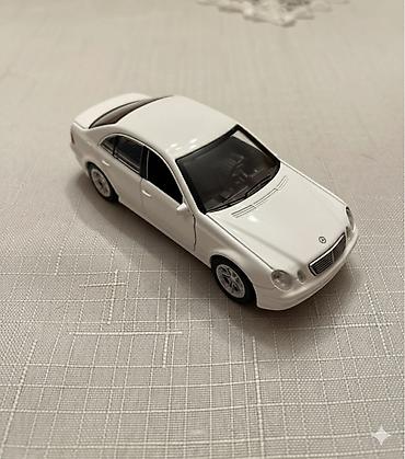 İncəsənət və kolleksiyalar: Ağ rəngli metal oyuncaq sedan model avtomobil - Korpus: die-cast — 2