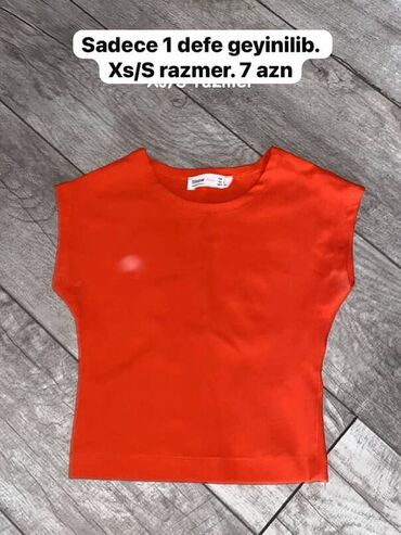 Kombinezonlar: - Qara kombinezon: S/M razmer (M olsa da uyğun). Ön hissədə iki cüt — 6