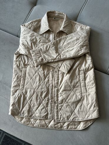 легкие куртки: Бежевая легкая курточка на весну