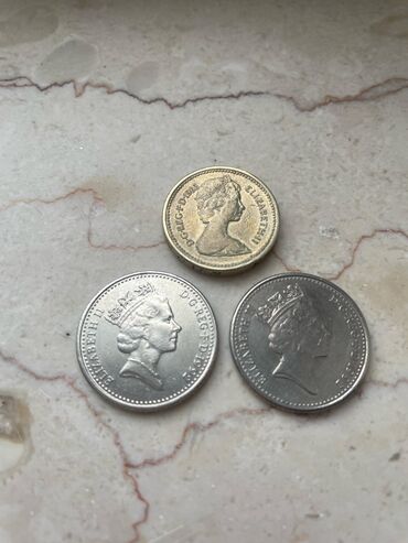 qizil kulce satisi: Üzərində Kraliça II Elizabetin portreti olan müxtəlif Britaniya