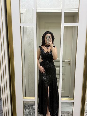 Qara rəngli libas - Model: Uzun, dar siluetli, aşağı hissədə ön