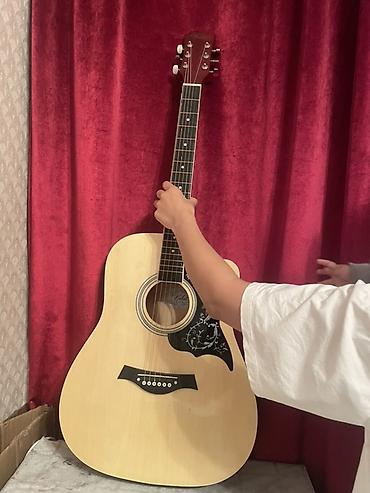 Гитары: Акустическая гитара dreadnought с вырезом (cutaway). - Корпус формата — 3