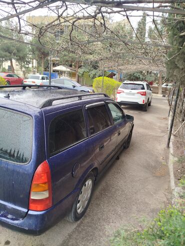 Yağlar və avtokimyəvi maddələr: Opel Astra Caravan (universal), tünd mavi rəng. Xüsusiyyətlər: -