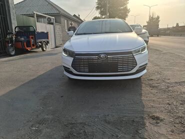 электро мобиль авто: Белый седан BYD Qin EV Модель имеет современный дизайн с выразительной