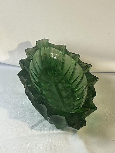 sam qabi: Yaşıl şüşədən dekorativ qab - Material: qalın, yarı-şəffaf yaşıl şüşə — 2