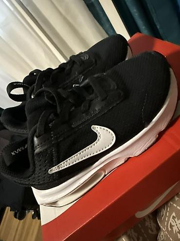 zara trenirke za djecake: Nike dečije patike – crno/belo vel 26 - Model: sportske patike sa — 1