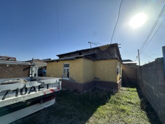 связи с переездом срочно: Үй, 55 кв. м, 2 бөлмө, Кыймылсыз мүлк агенттиги, Эски ремонт