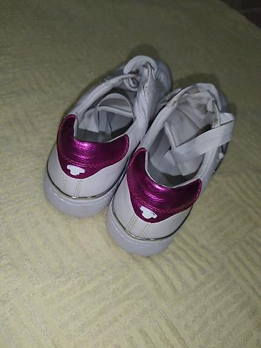 adidas sandale: Bele ženske patike sa platformom i ukrasnim detaljima - Model: niske — 2