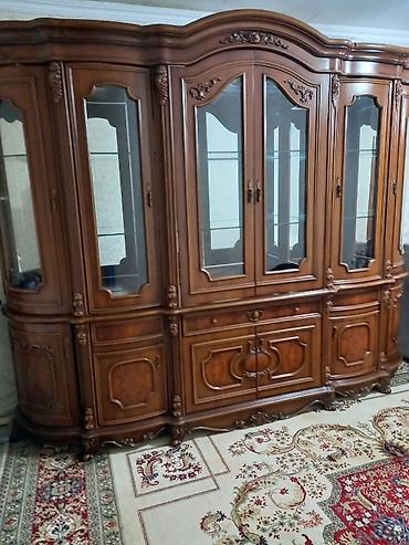 Стенки-шкафы: Классическая стенка-витрина из массива темного дерева с резными — 2