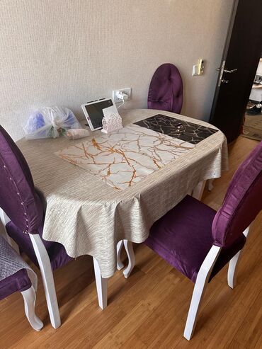Divanlar: Qonaq otağı üçün, Açılmayan, Oval masa, 4 stul