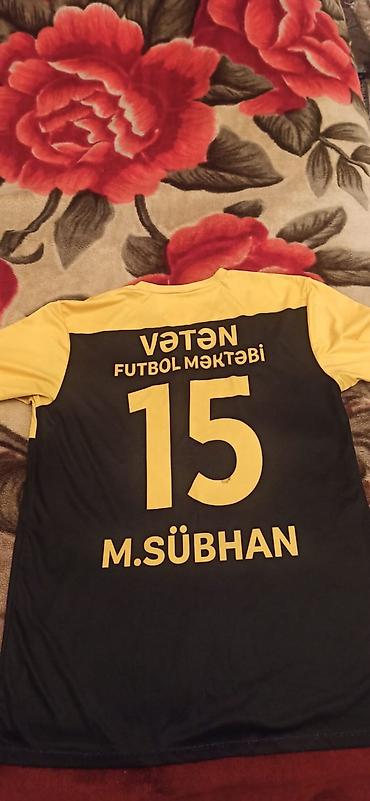 Kişi geyimləri: Futbol dəsti vətən komandası. yazılı. yaxşı veziyette.20 yanvardadi — 2